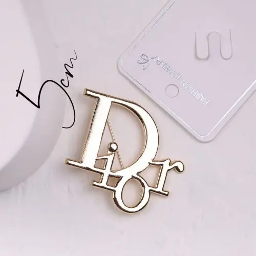 سنجاق سینه مارک Dior