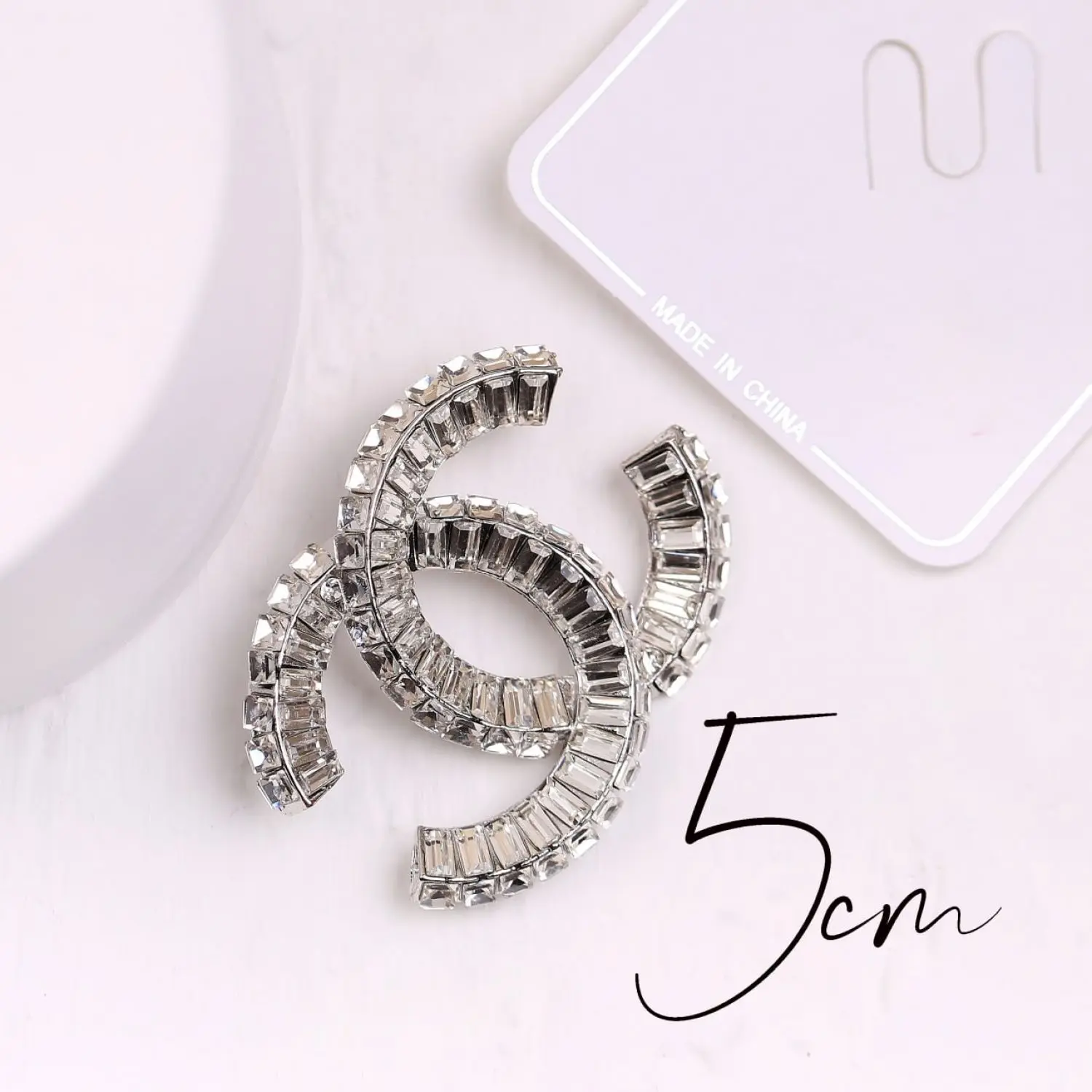سنجاق سینه مارک chanel نگین باگتی