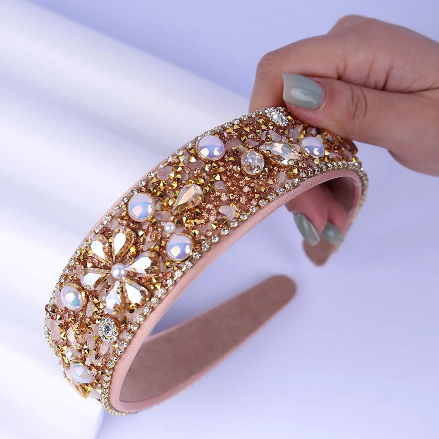 تل نگین و سنگ مجلسی