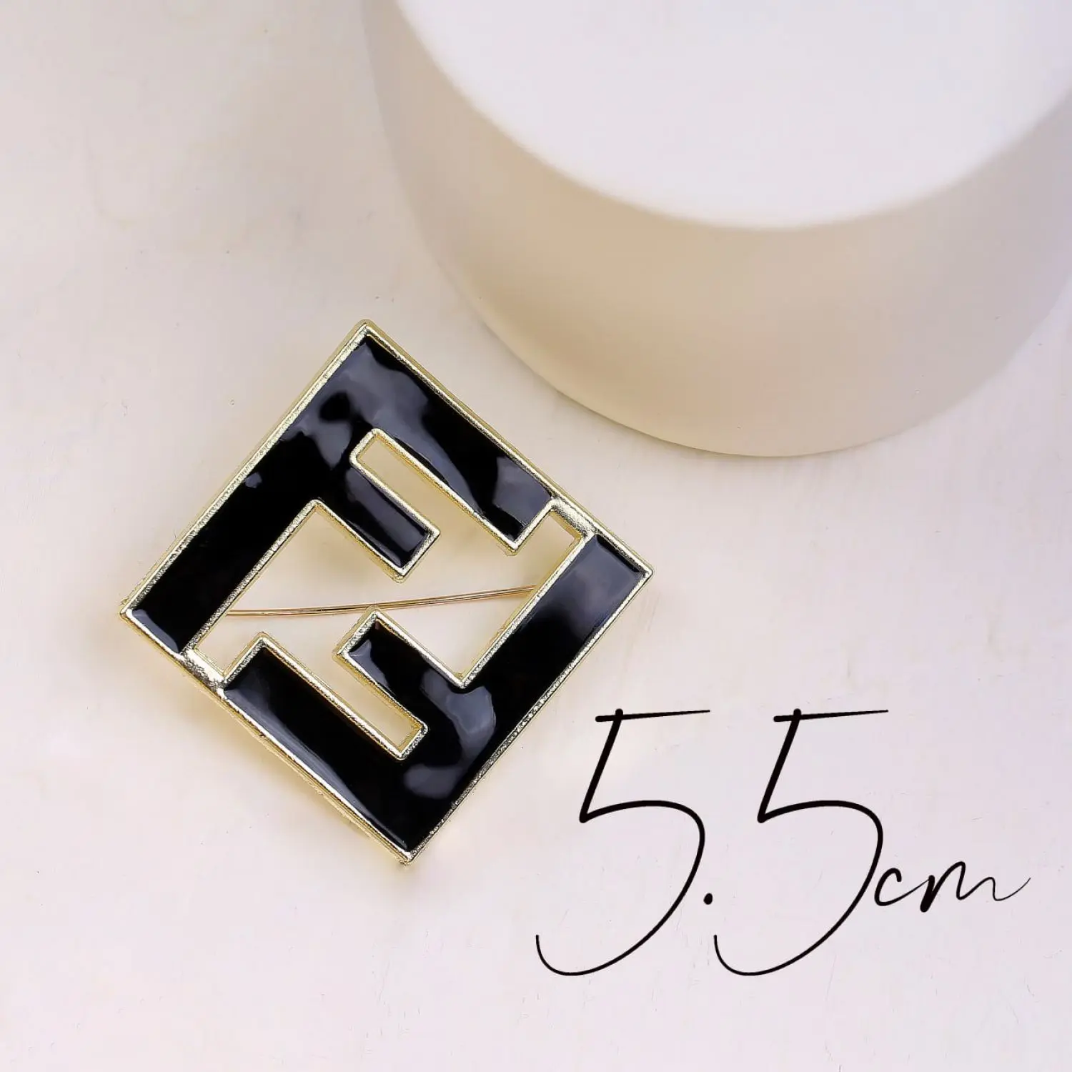سنجاق سینه مارک fendi مشکی