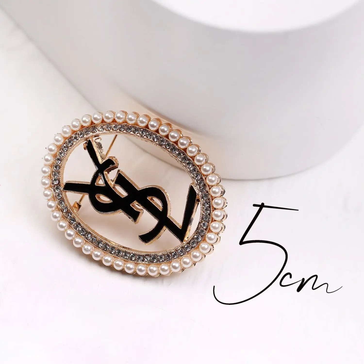 سنجاق سینه مارک YSL دور مرواریدی